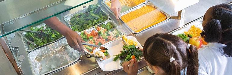 Neiskorištenu hranu pretvara u obroke koje djeca odnose kući