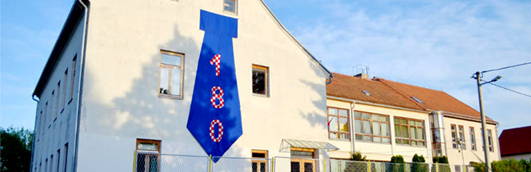 Za 180. rođendan škola ukrašena velikom kravatom