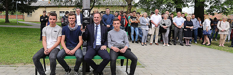 Genijalci iz Slatine: Dok su čekali autobus ili vlak, napravili „pametnu klupu”