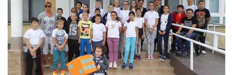 Osnovci u igri učili kako pomagati osobama s invaliditetom