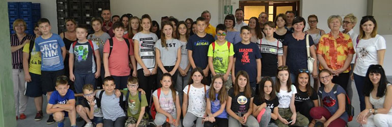 Učenici iz Osijeka, Valpova i D. Miholjca posjetili tvrtku Zlatna nit