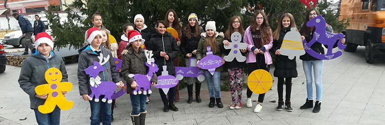 Vinkovački veliki bor u pješačkoj zoni ukrasili učenici