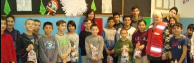 Makarani u akciji „Djeca djeci” nosili darove osnovnoškolcima iz Belog Manastira