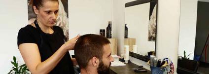 Školski portal: Petrinjska frizerka besplatno šiša prvašiće