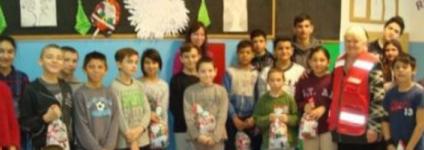 Školski portal: Makarani u akciji „Djeca djeci” nosili darove osnovnoškolcima iz Belog Manastira 