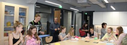 Školski portal: Za razvoj fine motorike djeca uče plesti i kuhati 