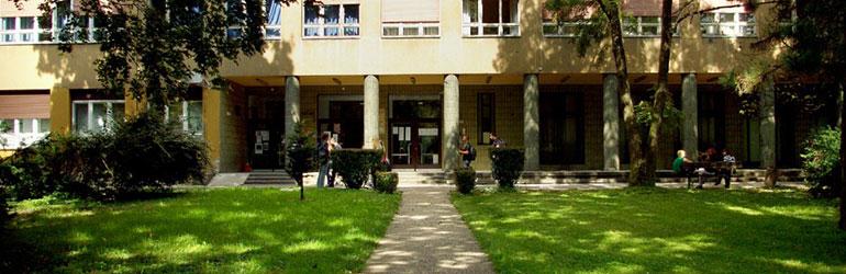 Mladi ljudi na vratima Učiteljskog fakulteta